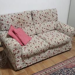 vendo divano 2 posti
in tessuto sfoderabile e lavabile
poggiareni
ottime condizioni
