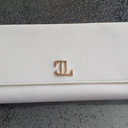 Jennifer Lopez JLO Enduring Glow White Clutch Bag Ladies Party Purse. New item bought and i never used. Another item sitting back of wardrobe need gone ASAP.

Ladies Party.
Purse Elegant Wedding.
Jennifer Lopez Enduring Glow White Clutch in White.

Key Features:
- White and gold Jennifer Lopez clutch bag
- Inspired by the colours of the enduring glow fragrance
- Button clasp fastening.

Tech Spec:
- Size 27 x 4 x 14 cm

Whats in the Package:
- Jennifer Lopez Enduring Glow White Clutch Bag