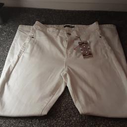 Bnwt, white skinny jeans from Boohoo.They are a size 12 but I would say they are a small 12. Looks good whatever you wear with them.