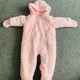 9-12 months
Fluffy and warm pink snowsuit
Excellent condition, worn twice 
Collection Bishop cuthbert