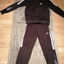 Nike jogginganzug Größe M
Zustand siehe Bilder
Durch das Licht sieht die Hose etwas heller aus 