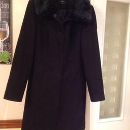 Size 8
With detachable fur collar
Like New
Very Warm
Fully lined.
Please check out my other items!