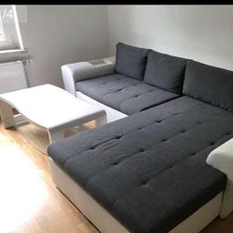 Verkaufe Sofa 1,5 Jahre alt mit Tisch wie neu np 900 Euro. Verkaufspreis 400 Euro.