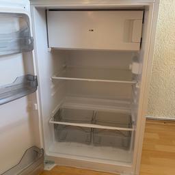 Kühlschrankteil von einer Einbauküche.
Der Schrank kann man auch separat benutzen.
Kühlschrankfarbe ist weiß
Kühlschrankmarke ist Privileg

Höhe 165.2 cm
Breite 62.5 cm
Länge 58,2 cm