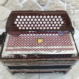Verkaufe schöne fast neuwertige Lanzinger Harmonika, 5 Reihig mit 3 Registern .
Stimmung ist D, G, C, F, B.