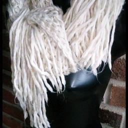Schöner langer warmer weicher Woll Strick Schal mit Fransen von H&M
Farbe Beige