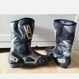SIDI Waterproof Motorcycle Boots System ACS Size UK 6.5 SPORTS/TOUR.

Worn a handful of times, only as pillion, never used on the track, so no shavings from sides.

Pictures of soles show the limited use. Have a few tiny gravel stones and small marks though.

Sold as seen. Great opportunity to get high quality boots without the usual retail price!

If unsure about anything please ask more before buying, thank you :)

Ride safe!