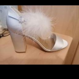 Worn once at my wedding
Block heel very comfortable
Diamante buckle
Ivory satin
Will post for cost