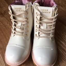 Gorgeous girls boots never been worn only tried on.
Size uk 11 1/2.
White with patent toe piece & pink velour ankle piece
Collection only from Dawley