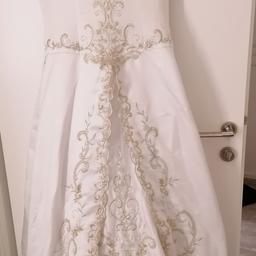 Brautkleid/Hochzeitskleid
Weiss, mit langer schleppe, einmal getragen