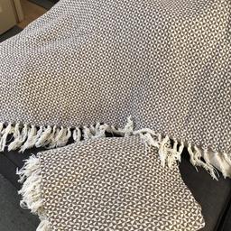 2 heavyweight cotton throws in coffee & cream coloured dogtooth print.
They’re in great pre-owned condition with the odd pull here & there (see photo).
Machine washable.
Collection only from M31 area observing current Covid rules.
