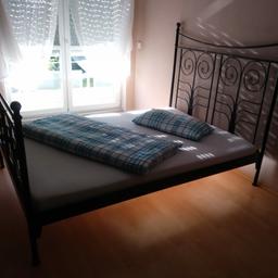 Gut erhaltenes Bett inkl Lattenrost und Matratze. 160 x 200 cm. Schwarz.
