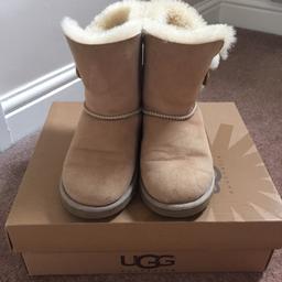 BAILEY BUTTON UGG BOOTS
CREAM

HAVE BEEN WORN BUT VERY GOOD CONDITION AND STILL HAVE BOX AS KEPT IN THIS 
SIZE 4

100% GENUINE

£50