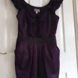 LIPSY Beautiful Womens Purple Dress Short Frills Details Feminine Sz 14 Petite.

In very good worn condition 

Colour Purple 

Beautiful silky touch dress

Frills Details 

Front pockets 

Polyester 

Very pretty and feminine perfect for any occasion 

Pit to pit 20.5"

Length 34"