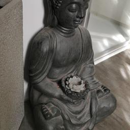 Sehr große und schöne Buddha Figur.
Am kopf ist ein bisschen die Farbe herunter gegangen. Ansonsten schöner Zustand.