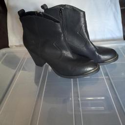 Head Over Heels by Dune Black Heeled Western Style Boots.

These boots have a gold trim to the front.

 Size 6.

Heel is 3 inches.

Immaculate as only worn from house to car and car to restaurant, so approx.  2 hours in total.  You should be able to see from the photos the good condition they are in.