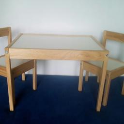 Da wir bereits zu groß sind verkaufe ich unseren Kindertisch mit zwei Stühlen . Tisch: H: 45,5 cm , T: 48 cm , B : 63,5 cm. Sessel Sitzhöhe 28 cm , dazu passend zum Tisch . Preis Euro 10.-
