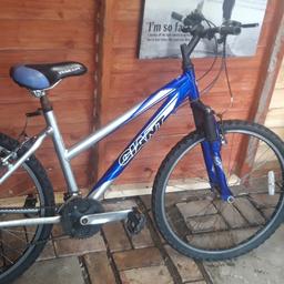 giant rock. 
chrome and blue. 
nice and light to ride.
front suspension
all gears and breaks work fine. 
vbreaks
26" tyres. 
good bike.
first to see will buy
all rides as should