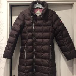 Next girls brown and pink winter bubble coat

Pockets and hood that fits inside the hood. Such a warm coat for winter.

Age 11/12 but fit more 8/9 - 9/10 but will fit 11/12 depending on child’s size.

Comes from pet and smoke free home