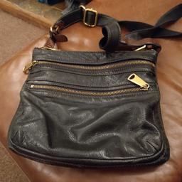 here is my fossil leather bag in good used condition it has two zipped front pockets and a long adjustable strap. Inside there are two slip pockets and one zipped one