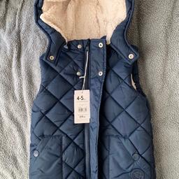 ✅Brand new with tags size 4-5 Years

✅Navy

✅Machine washable

✅Padded Gilet

✅Borg Lined

✅Detachable Hood

Collection LN2 monks road area Lincoln or can post for extra.