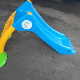 Verkaufe Kinderrutsche mit Wasseranschluss,
Rutschlänge ca. 1 m,
hat leichte Gebrauchsspuren.