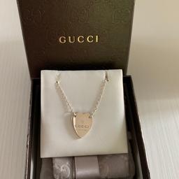 Collana Gucci originale in argento, comprensiva di scatola e garanzia, come nuova usata solo in qualche occasione. No perditempo prezzo non trattabile.
