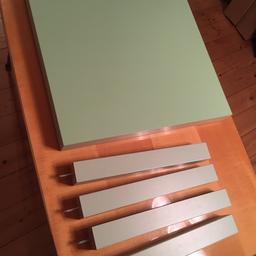 Üblicher IKEA-Tisch in mintgrün