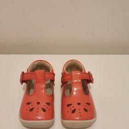 Like new! Plenty of wear left in these gorgeous first shoes! Beautiful coral colour that compliments any outfit.

Size 2 1/2F (Standard fit).

Collection from SL1 or SL3. I can post if you cover the postage fee.