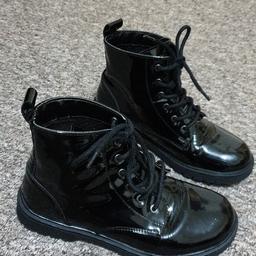 girls boots in excellent condition ,size 1
