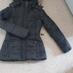 Size 8 Newlook jacket.
Thick puffa material, very warm for the winter. Fur hood. 
Black.
Hardly used atall.
£5