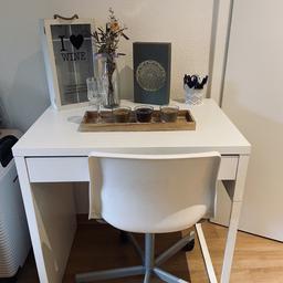 Ich verkaufe einen Schreibtisch von IKEA mit den Maßen 73 x 50 cm + Schreibtisch-Stuhl.
Der Schreibtisch hat ein Loch für Kabel, sodass diese nicht hässlich am Schreibtisch hängen sowie eine Schublade. Der Stuhl ist größenverstellbar. 

Ohne Deko!
