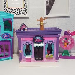 LPS
everything included in pictures
buildings
bus
swings
stage
shop
people and more
(no pets)