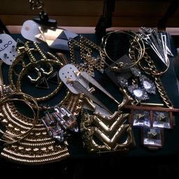 New pieces as well as some used on 1 occasion.
Topshop/ River island/ Frenchconnection /+other brands 
Costume jewellery .
10 Necklaces 
11 pairs of Earrings 
1 Gold bangle
1 Gold Ring 

Collection only 
Depending on we’re u are I may be able to deliver 
Message me

Checkout my other items. Thxs