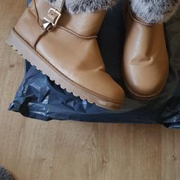 Tan fur lined boots size7 only worn a couple times