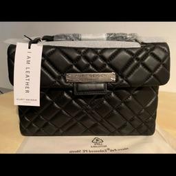 New High quality Kurt Geiger Brixton bag.
Real leather with beautiful quilted design.
Gun metal chain strap.
Elegant arm candy.