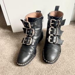 Black leather boots with studs
flat heel (3cm)
fastening zip
round toe
100% real leather
UK size 7 / EU size 40

good condition, back heel is showing traces of use (last picture)