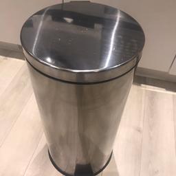Very good clean condition 30L pedal bin excellent working order , 25’’ x 12’’ bargain