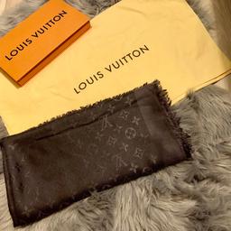 verkaufe original Louis Vuitton Schal in der Farbe dunkelblau. Rechnung vorhanden!
Maße 142x142
NP 400€