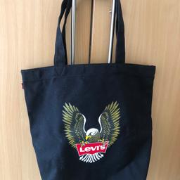 Classic tote bag from Levi's topped with a logo graphic. Finished with twin carry handles.