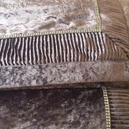 Julian Charles bed throw
Size approx 90x120ins Hardly used so in very good condition. It’s a velvet texture with diamanté edges.