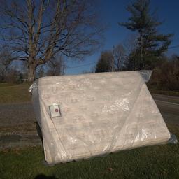 Need a comfy place to rest your head? or even an extra mattress for any guests who stop by? Come pick this Queen size pillowtop mattress in good condition for your home quickly! it may be gone soon!