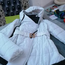 Verkaufe schöne warme Winterjacke in Größe M ohne Gebrauchsspuren um 10 Euro in Schwaz zum holen Versand möglich per Vorkasse und zuzüglich Versand den der Käufer trägt