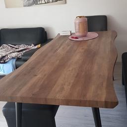 schöner moderner  Holz  Tisch ohne Gebrauchsspuren  2 Wochen  alt.180 lang breit85 wer sich schnell meldet  bekommt noch ein Geschenk  dazu
