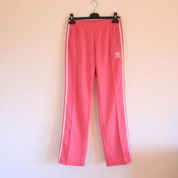 Pantaloni della tuta adidas rosa acceso con strisce e logo bianco.
Condizioni perfette. 
Taglia 38

#tuta #pantalonituta #adidas #tutaadidas #pink