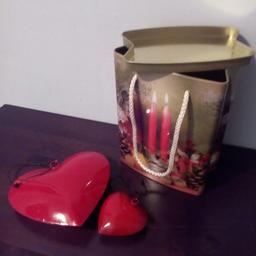 Weihnachtliche Blechdose und die zwei roten Herzen sind auch aus Metall.

#Deko