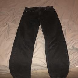 Svarta jeans från weekday 
Modell: barrel
Storlek:28/32
Nypris:500kr