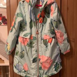Ted baker coat, worn couple times so excellent condition 
There is a stain on the bottom of the coat, hardly noticeable and doesn’t affect use(see pictures)
Size 5-6