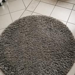 Der Hochflor-Teppich wird nicht mehr benötigt wegen Dekorationswechsel! Keinerlei Gebrauchsspuren. Nichtraucher und Tierfreier Haushalt.