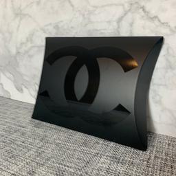 Zum Verkauf steht diese hübsche Geschenk-Schachtel von Chanel auf der einen Seite schwarz mit glänzendem CC, auf der anderen Seite das gleiche in weiß.

Versand: 1,55€